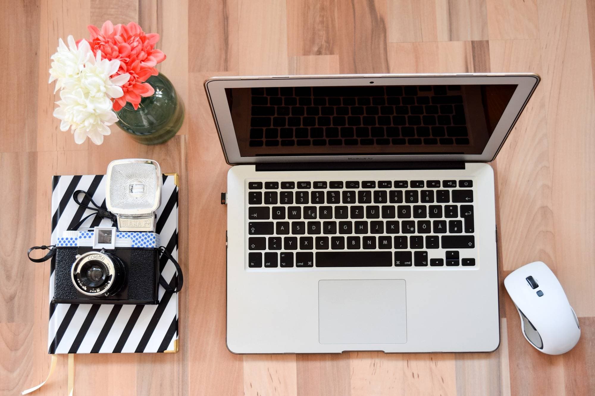 Un ordinateur portable sur un bureau